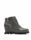 SOREL JOAN OF ARCTIC WEDGE III ZIP BOOTS IN QUARRY, BLACK