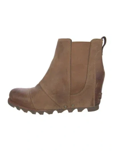Pre-owned Sorel Leather Studded Accents Chelsea Boots In Neutral