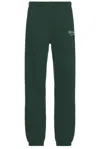 Sporty And Rich X Hotel Carlyle Script Embroidered Sweatpant In Forest