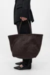 St Agni Large Woven Trapeze Bag In Chocolate