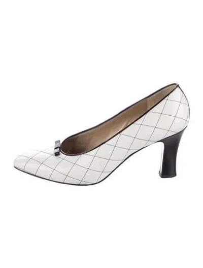 Pre-owned St John Leather Patterned Pumps In White