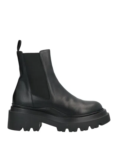Stele Ankle Boots In Black