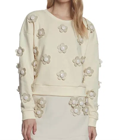 Stellah Flower Applique Sweatshirt In White In Beige