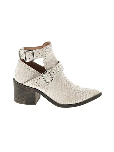 Pre-owned Steve Madden Ankle Boots In Ivory