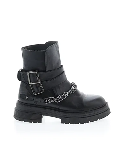 Pre-owned Steve Madden Boots In Black