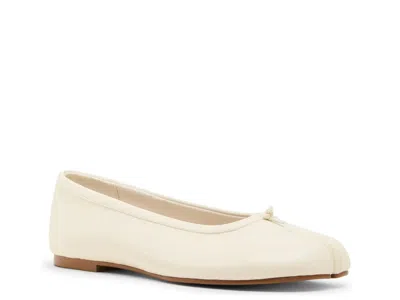 Steve Madden Calico Split Toe Flat In Neutral