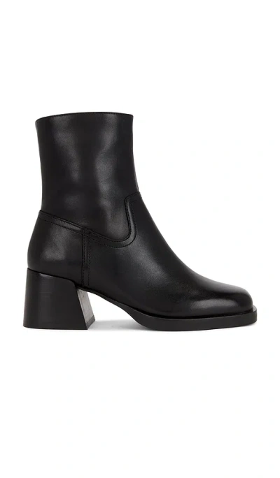 Steve Madden Latches Boots In Black