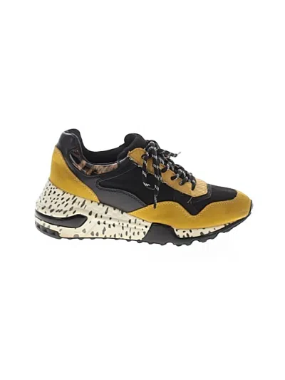Pre-owned Steve Madden Sneakers In Yellow