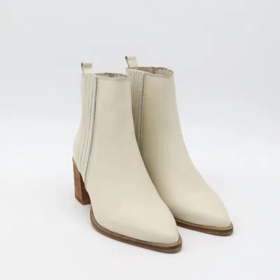 Stivali New York Women's Stagecoach Boots In Ivory In White