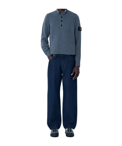 STONE ISLAND STONE ISLAND LOGO PATCH LOOSE FIT JEANS