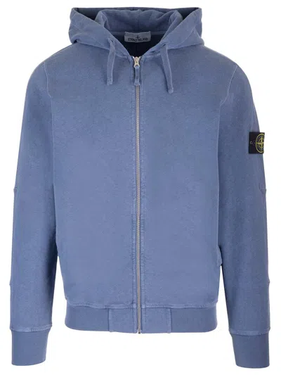 Stone Island Logo Patch Zipped Hoodie In Blue