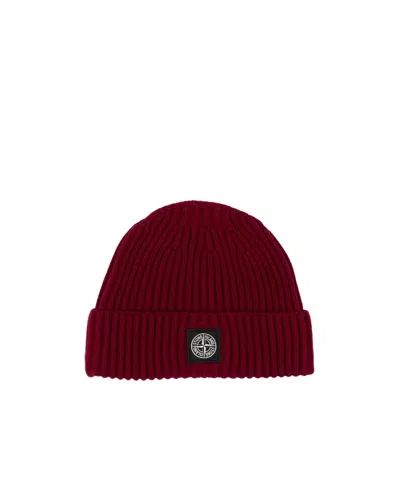 Stone Island Junior Logo Patch Ribbed Beanie Hat In Red