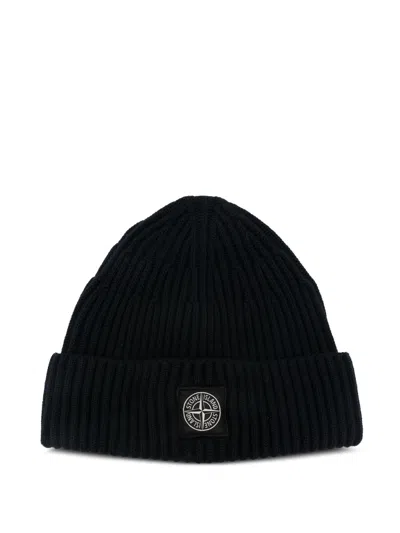 Stone Island Logo-patch Ribbed-knit Beanie Hat In Black