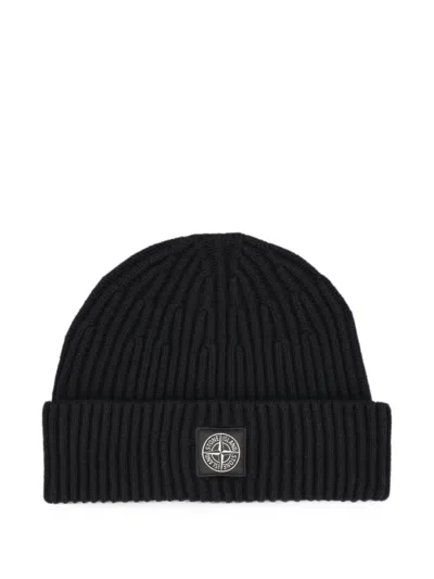 Stone Island Logo-patch Ribbed-knit Beanie Hat In Black