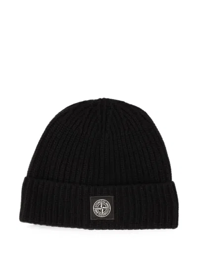 Stone Island Logo-patch Ribbed-knit Beanie Hat In Black