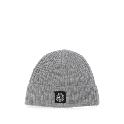 Stone Island Logo-patch Ribbed-knit Beanie Hat In Gray