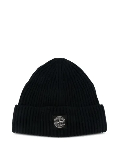 STONE ISLAND RIBBED LOGO-PATCH BEANIE HAT