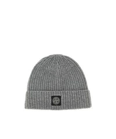 STONE ISLAND RIBBED LOGO-PATCH BEANIE