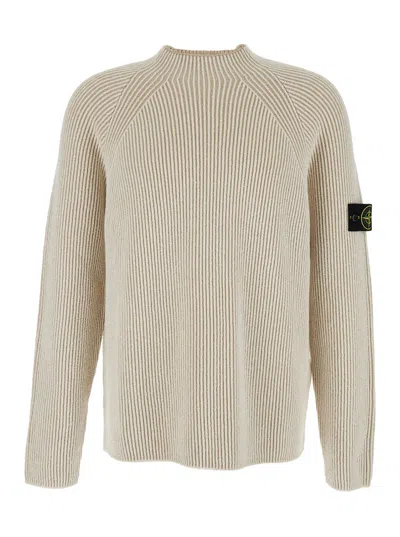 STONE ISLAND WHITE SWEATER WITH RIBBED DESIGN AND LOGO PATCH ON SLEEVE IN VIRGIN WOOL BLEND MAN