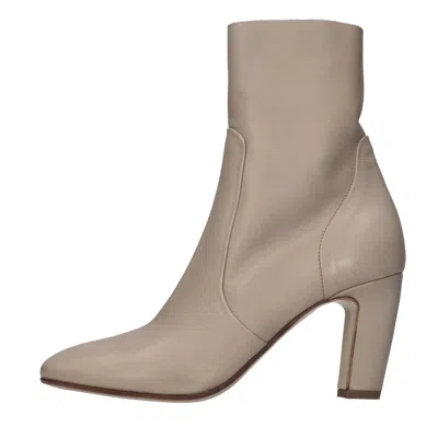 Strategia Boots In Gray
