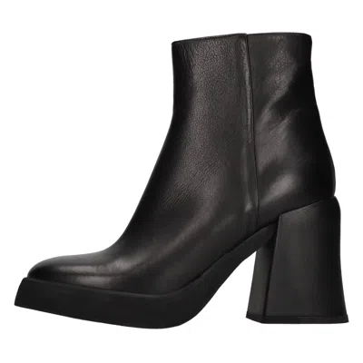 Strategia Boots In Black
