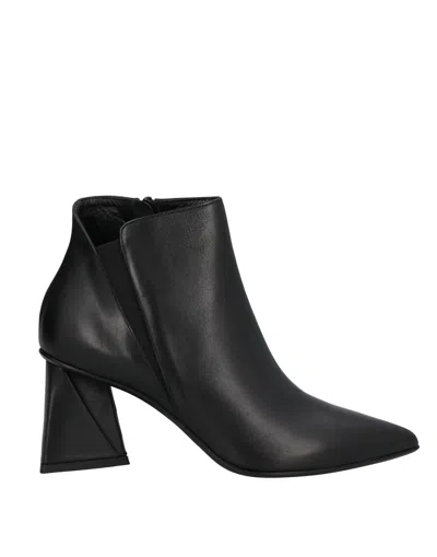 Strategia Ankle Boots In Black