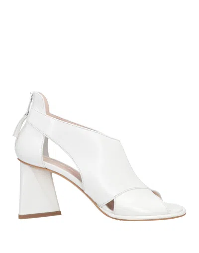 Strategia Ankle Boots In White