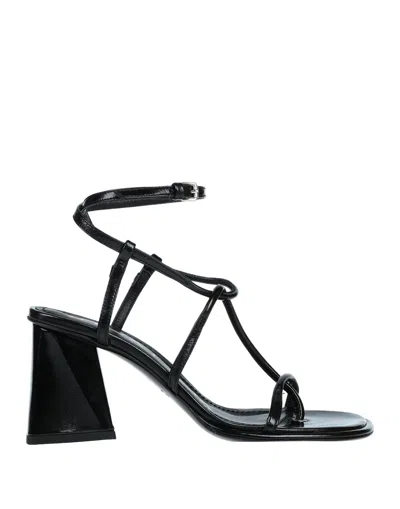 Strategia Toe Strap Sandals In Black
