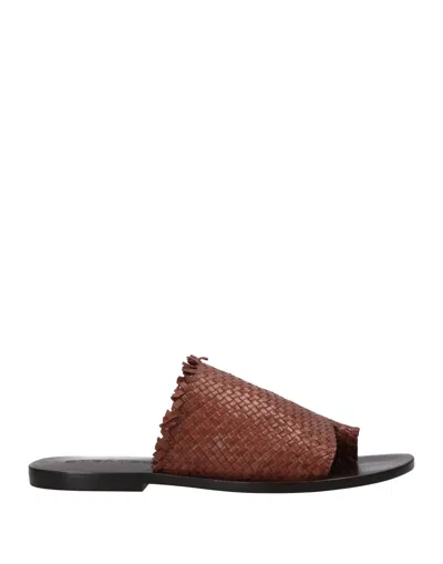Strategia Toe Strap Sandals In Brown
