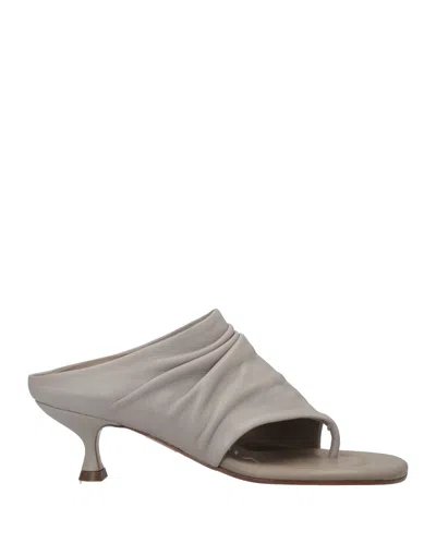 Strategia Toe Strap Sandals In Grey