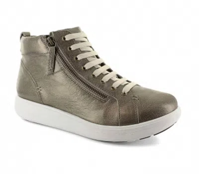 Strive Kensington In Bronze In Gold