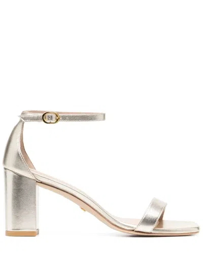 Stuart Weitzman Sandalen Im Metallic-look In Gold