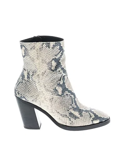 Pre-owned Stuart Weitzman Ankle Boots In Ivory