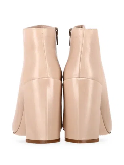Pre-owned Stuart Weitzman Block-heel Ankle Boots In 中性色