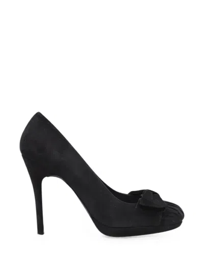 Pre-owned Stuart Weitzman Bow-detail Suede Pumps In Black