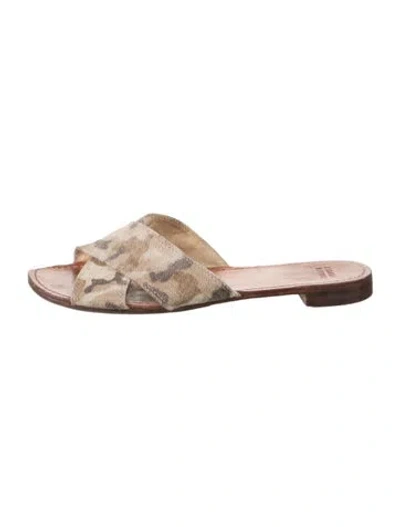 Pre-owned Stuart Weitzman Camouflage Print Slides In Green