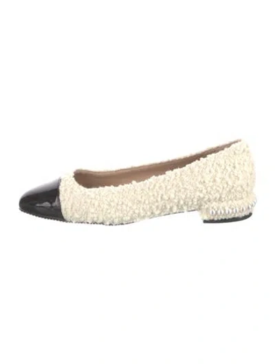 Pre-owned Stuart Weitzman Colorblock Pattern Studded Accents Flats In White