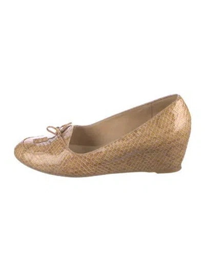 Pre-owned Stuart Weitzman Embossed Leather Bow Accents Pumps In Neutral