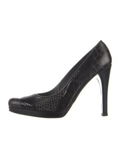 Pre-owned Stuart Weitzman Embossed Leather Pumps In Black