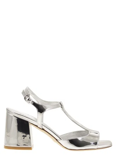 Stuart Weitzman Flareblock - Mirrored Leather T-sandal In Grey