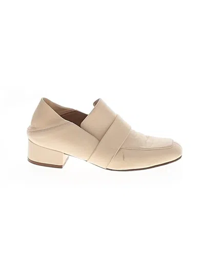 Pre-owned Stuart Weitzman Flats In Ivory