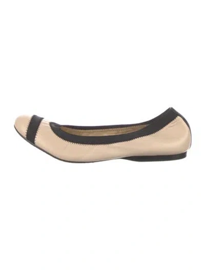 Pre-owned Stuart Weitzman Leather Ballet Flats In Neutral