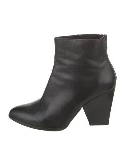 Pre-owned Stuart Weitzman Leather Boots In Black