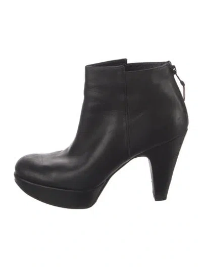 Pre-owned Stuart Weitzman Leather Boots In Black