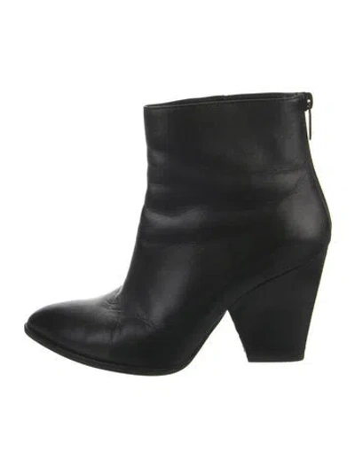 Pre-owned Stuart Weitzman Leather Boots In Black