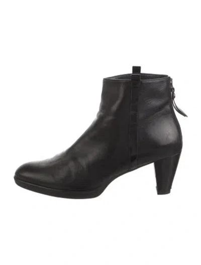 Pre-owned Stuart Weitzman Leather Boots In Black