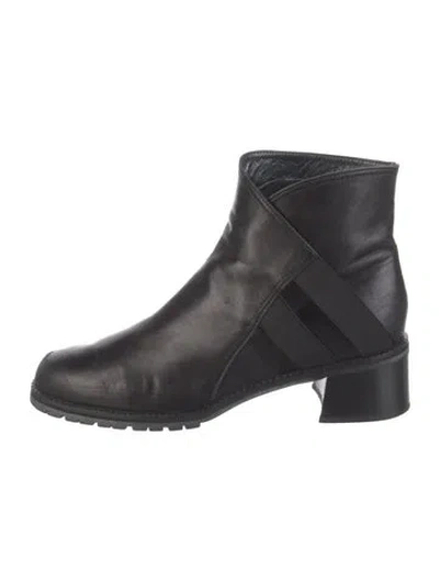 Pre-owned Stuart Weitzman Leather Boots In Black