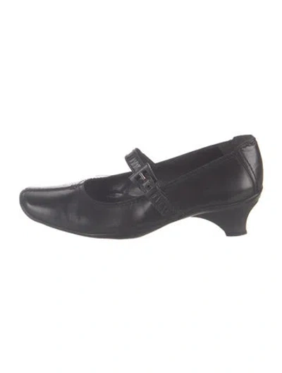 Pre-owned Stuart Weitzman Leather Bow Accents Pumps In Black