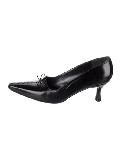 Pre-owned Stuart Weitzman Leather Bow Accents Pumps In Black