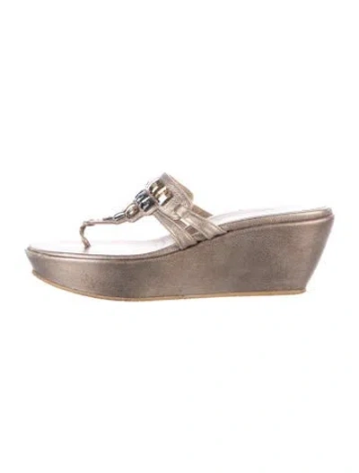 Pre-owned Stuart Weitzman Leather Crystal Embellishments Flip Flops In Gold